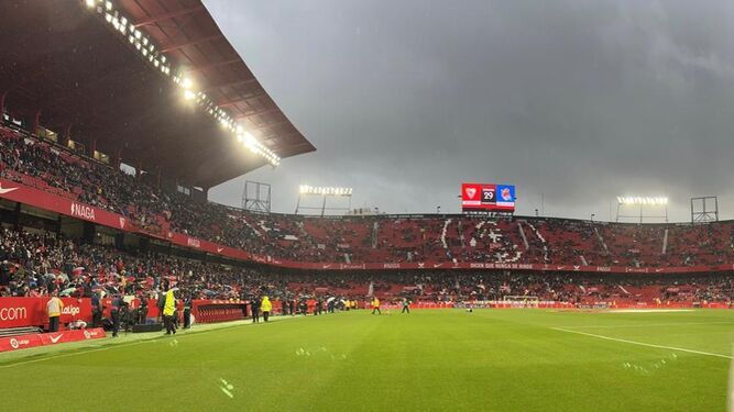 Aspecto del Ramón Sánchez-Pizjuán, bajo los nubarrones, poco antes del comienzo d eun partido.