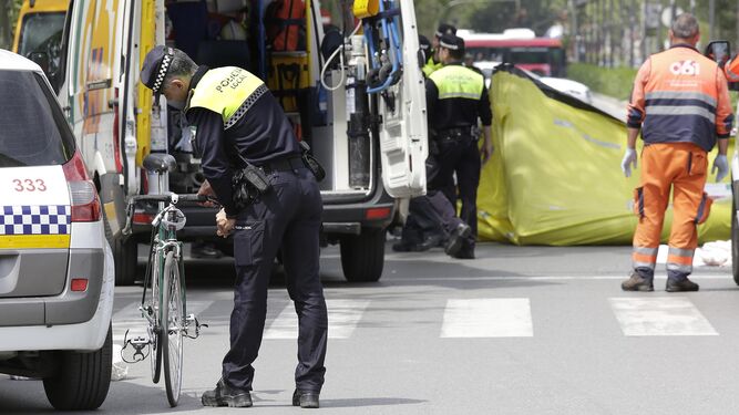 Un policía local de Sevilla trabaja en un accidente de tráfico, en una imagen de archivo.