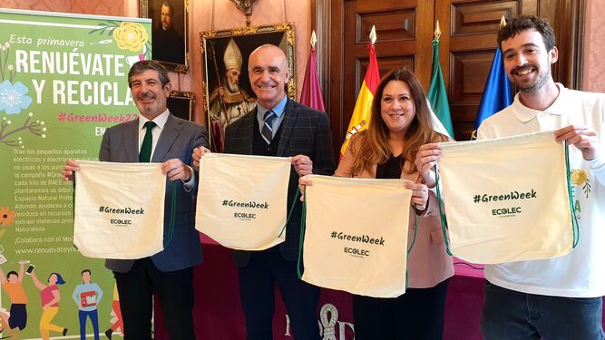 El alcalde de Sevilla, Antonio Muñoz, y la delegada de Limpieza Pública y Educación, Marisa Gómez, con el director general de la Fundación Ecolec, Luis Moreno.