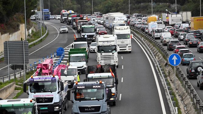Camiones marchan por una de las autovías de las carreteras españolas