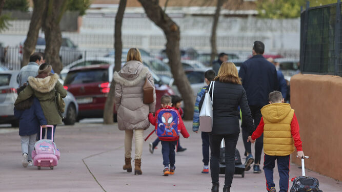 Varias familias acompañan a sus hijos al colegio.