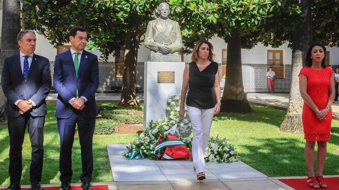 Un momento del homenaje a Blas Infante en el busto que hay instalado al Parlamento.