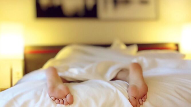 Los riesgos en la salud y en el sueño de dormir con luces encendidas