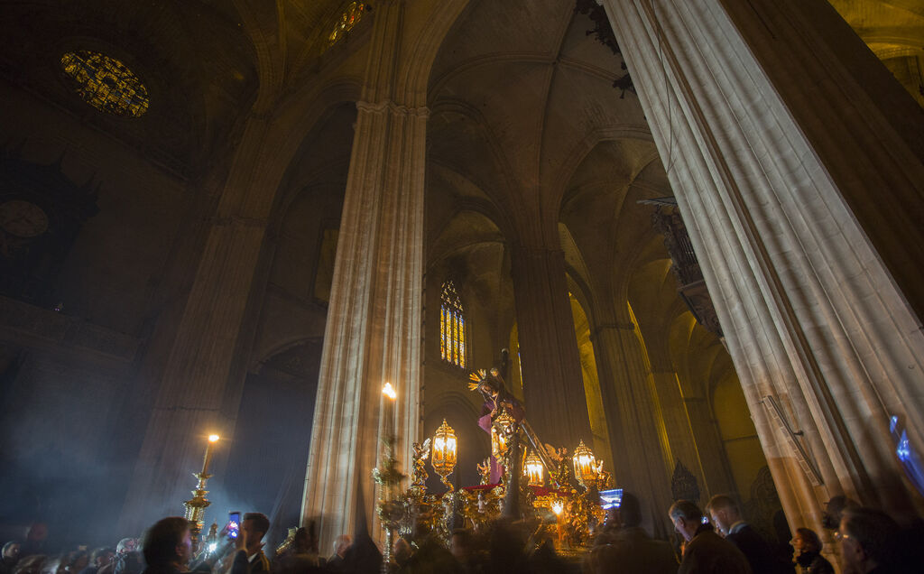 El paso de las hermandades de la Madrugada por la Catedral de Sevilla
