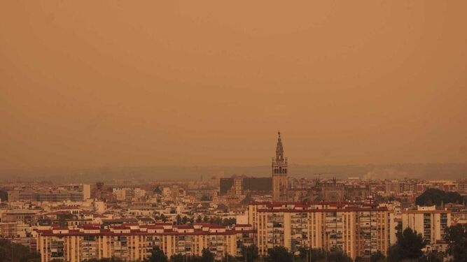 Una vista general de Sevilla bajo la calima del cielo.