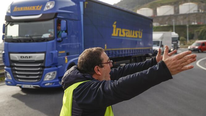 Un pequeño grupo de piquetes trata de impedir el acceso de camiones al Puerto de Bilbao