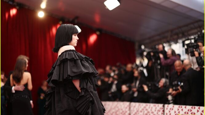 El momento gótico de Billie Eilish con un 'total look' negro de Gucci ante las cámaras.