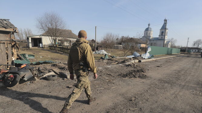 Un soldado ucraniano pasea por las afueras de Kiev.