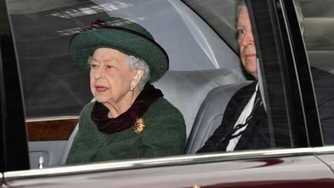La reina Isabel II, en el coche que la condujo a la Abadía de Westminster en compañía de su hijo, el duque de York.