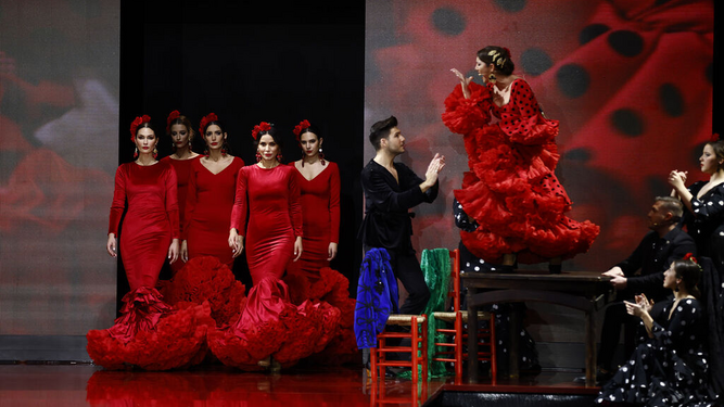 Trajes de flamenca de color rojo de la colección de Alejandro Santizo presentada en SIMOF 2022.