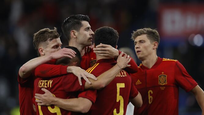 El delantero de la selección española Álvaro Morata celebra con sus compañeros tras marcar ante Islandia