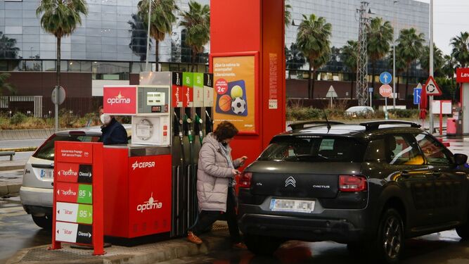 Una conductora en una gasolinera en Sevilla.