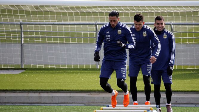 Acuña, entre Ángel Correa y Funes Mori en un entrenamiento de Argentina.