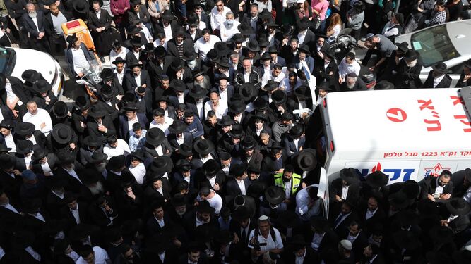 Un grupo de ortodoxos reunidos ante el levantamiento de un cadáver
