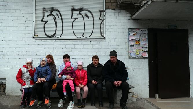 Una familia que huyó de Mariupol, posa en la localidad ucraniana de Dnipro