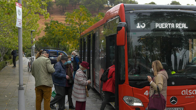 Usuarios de bus en Granada.