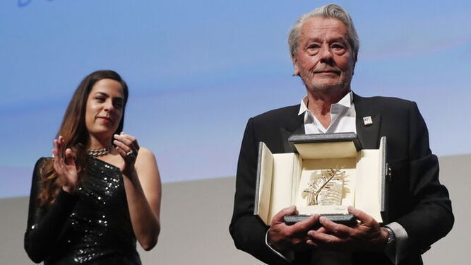 Alain Delon, recibiendo la Palma de Honor en Cannes