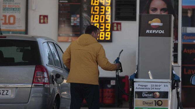 Gasolinera de Repsol durante un cliente reposta este viernes su vehículo.