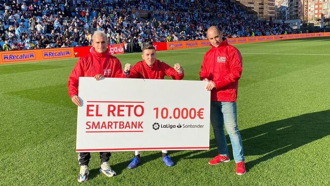 Alejandro Gómez Olaya posa feliz en Balaídos con su cheque de 10.000 euros.