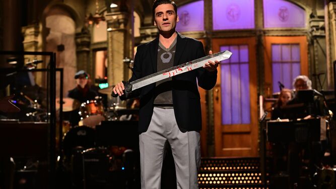Oscar Isaac, con la espada de la venganza en 'Saturday Night Live'.