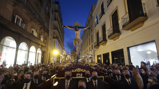 El Cristo de los Desamparados en la calle Rioja, con las últimas luces del día.
