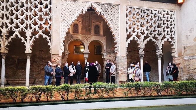 Los turistas recorren uno de los numerosos patios del Alcázar.