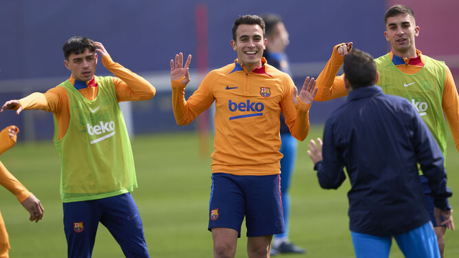 Pedri, Eric García y Ferran Torres, durante el entrenamiento del Barcelona este sábado.