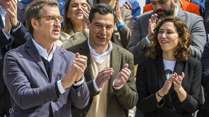 Feijóo, Juanma Moreno y Díaz Ayuso, este domingo en Sevilla.