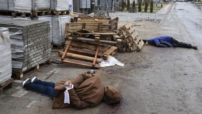 El cadáver de un hombre con las manos atadas a la espalda en la pequeña localidad ucraniana de Bucha, cerca de Kiev.