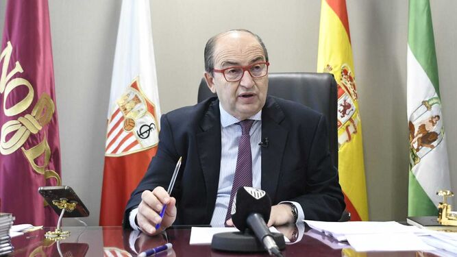 José Castro, en su despacho en el Sánchez-Pizjuán.