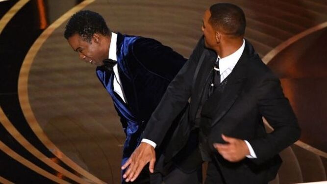 Momento de la gala 94 de los Oscar en la que Will Smith le propina una bofetada a Chris Rock en directo