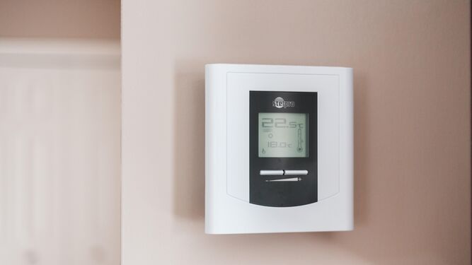 Instalar un sistema de aerotermia es una buena opción para mantener el termostato a una temperatura agradable sin pagar de más en la factura.