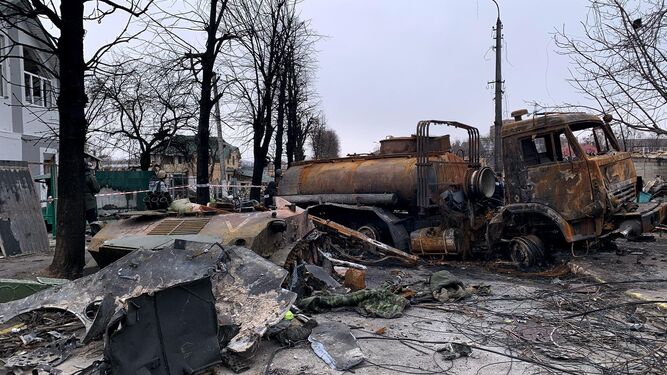 Vehículos destrozados tras la retirada de las tropas rusas en Bucha