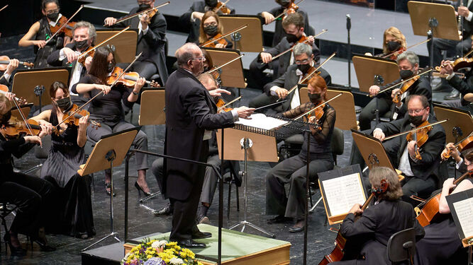 Marc Soustrot dirigiendo Brahms a la ROSS en el Maestranza.
