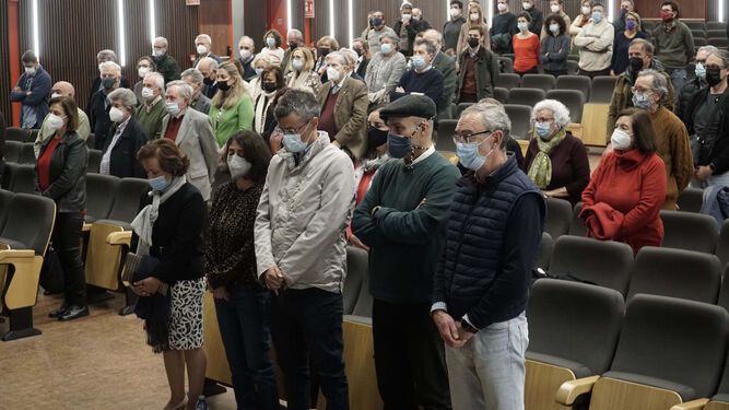 Familiares, en primera fila, y amigos en el minuto de silencio que la Escuela de Arquitectos ha guardado en memoria del profesor Jorge Benavides.