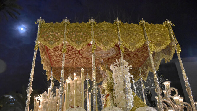 La Virgen de la Esperanza en la noche del Viernes Santo.