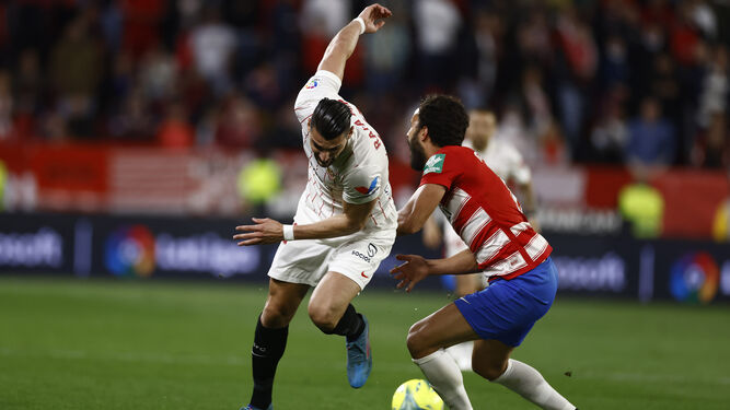 Rafa Mir escapa de Germán en la jugada polémica del gol anulado por el VAR.