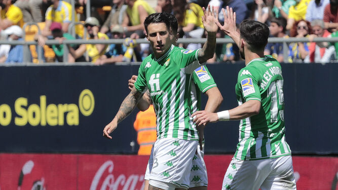Álex Moreno felicita a Tello por su gol, el del empate provisional en Cádiz.