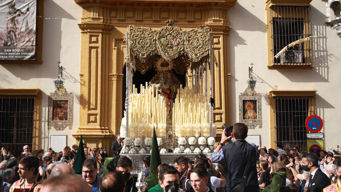 La Virgen de Gracia y Esperanza de San Roque saliendo de su parroquia