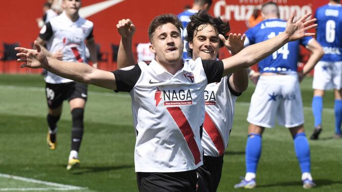 Iván Romero celebra uno de sus goles al San Fernando la pasada temporada.