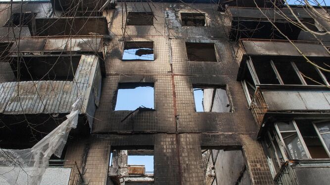 Un edificio de viviendas tras el ataque ruso en la ciudad ucraniana de Járkov.