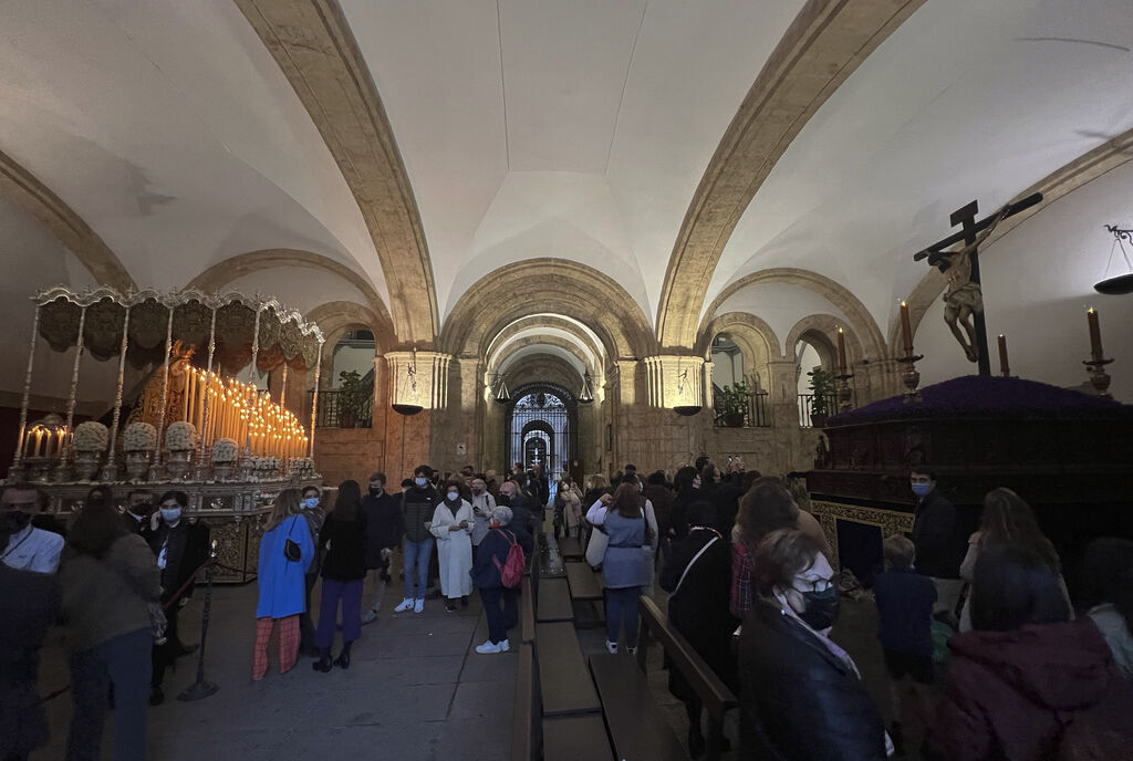 Fotos de Los Estudiantes el Martes Santo en la Semana Santa de Sevilla