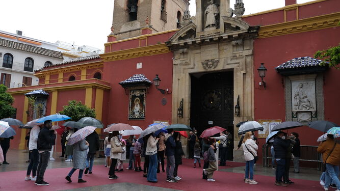 Paraguas en la Plaza de San Lorenzo este Martes Santo