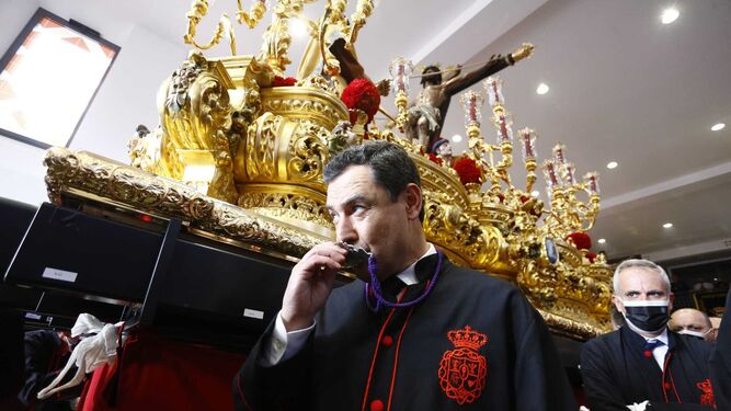 Juanma Moreno, este miércoles, junto al trono del Cristo de la Exaltación de Málaga.