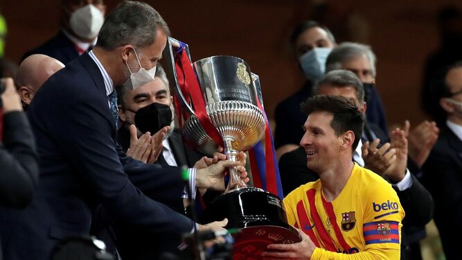 Felipe VI entrega a Messi el trofeo en la final de Copa del pasado año.