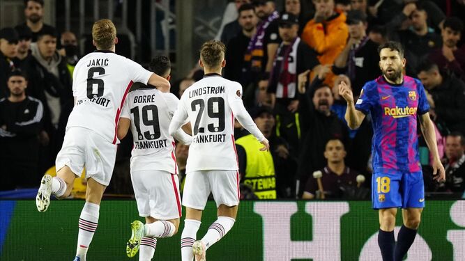 Los jugadores del Eintracht celebran su segundo gol ante el Barcelona.