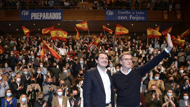Alberto Núñez Feijóo, con Alfonso Fernández Mañueco en la campaña electoral del PP en Castilla y León