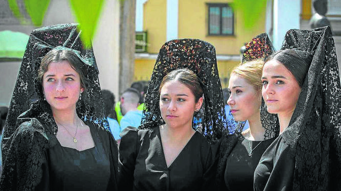 Cuatro mujeres ataviadas con la clásica mantilla en la mañana del Jueves Santo