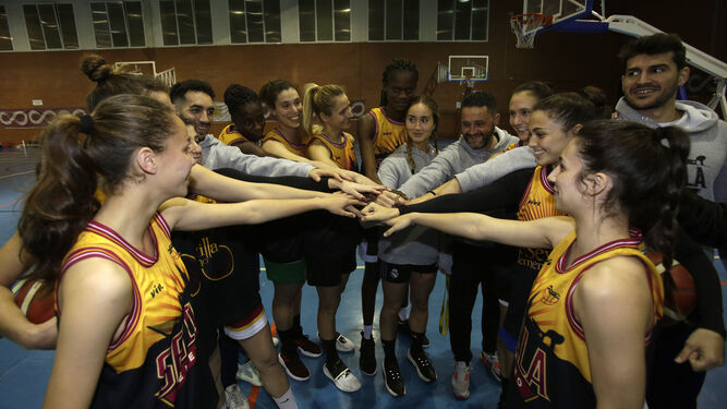 Las chicas del Beiman Baloncesto Sevilla hacen piña antes del entrenamiento.