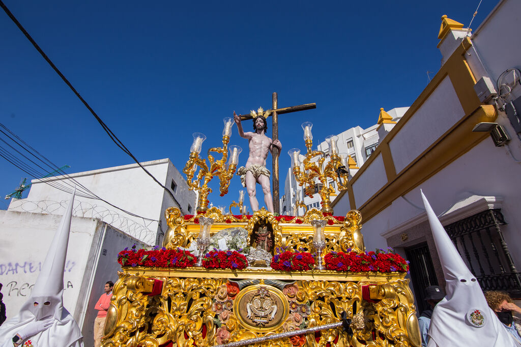 Domingo de Pascua en San Fernando, las im&aacute;genes de la hermandad de la Resurrecci&oacute;n